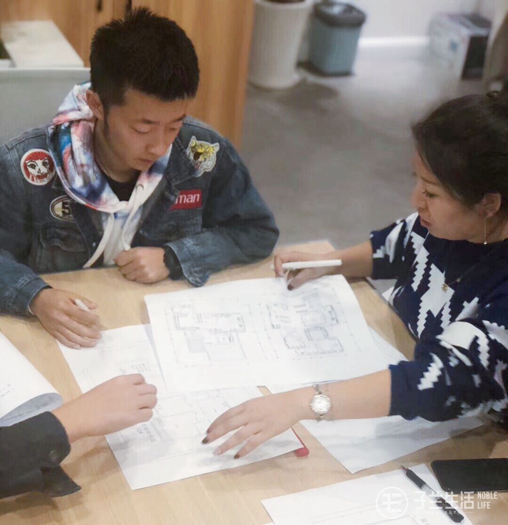 與同事探討方案