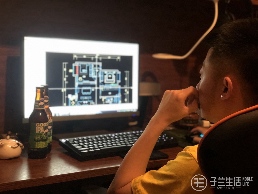 孫晨威加班做設(shè)計(jì)